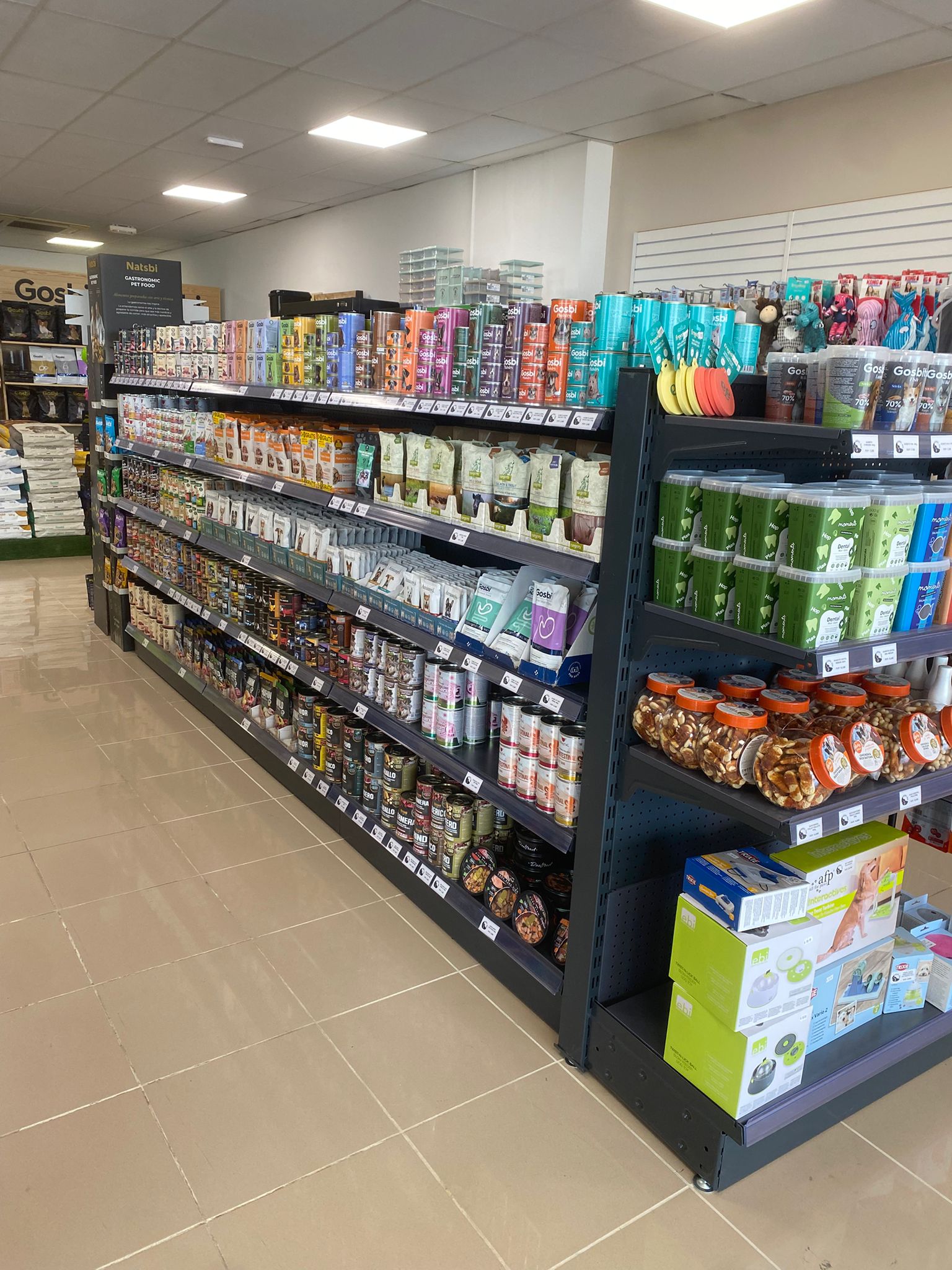 Montaje de minimarket en Canarias con estanterías y lineales - SMC Canarias