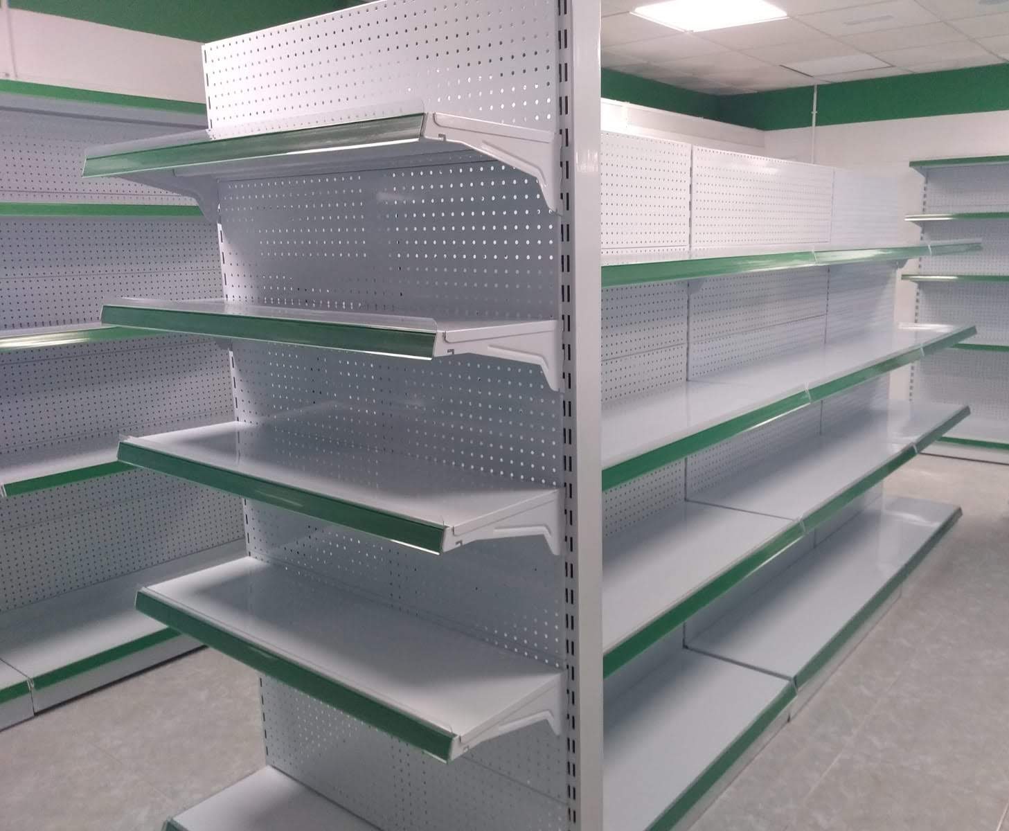 Montaje real de góndolas y estanterías para supermercado en Tenerife (SMC Canarias)