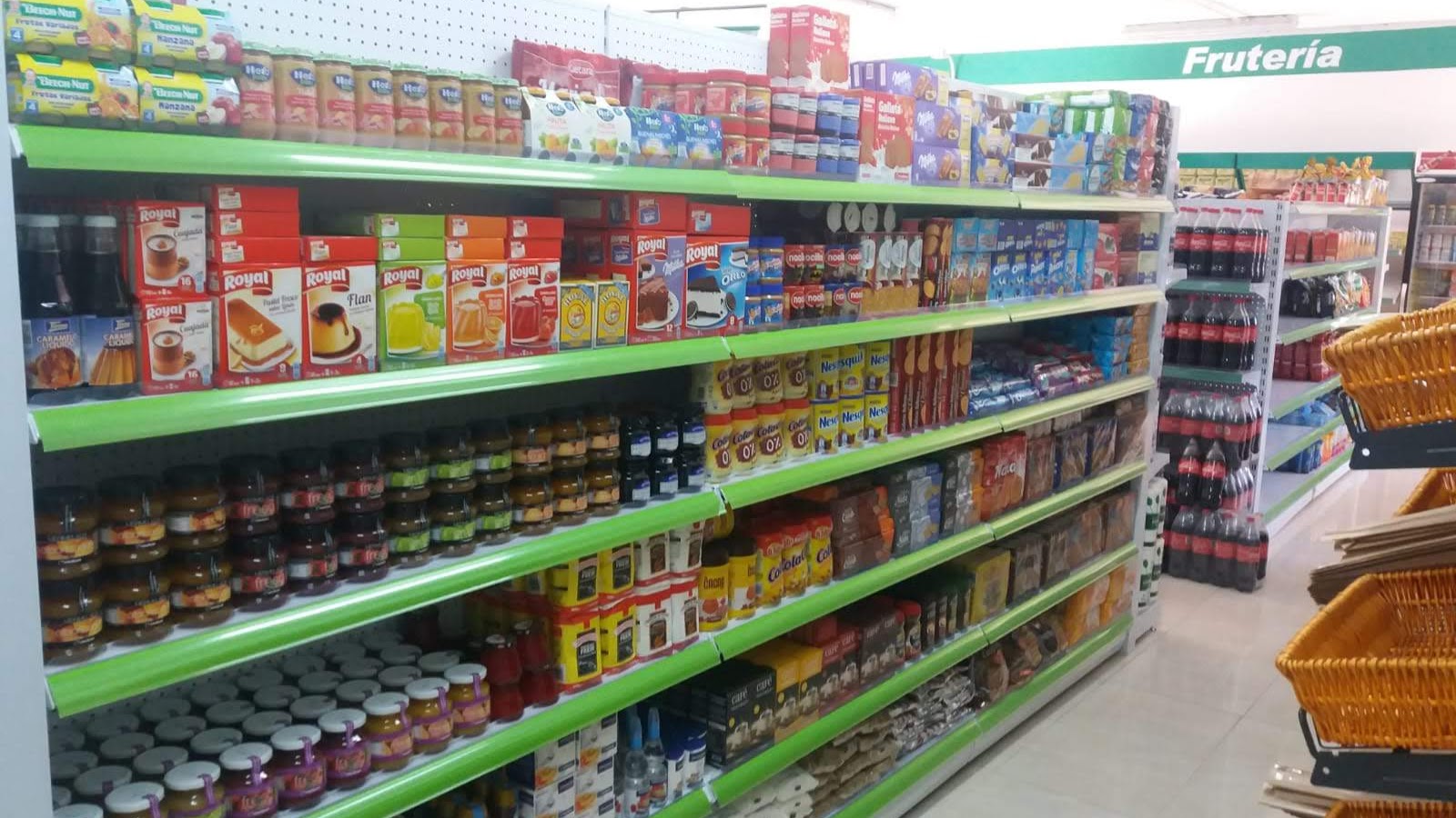 Lineales de pared para supermercado en Tenerife - estanterías comerciales SMC Canarias