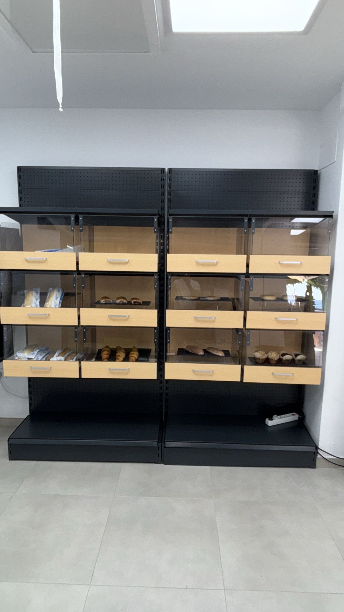 Mueble panadería con cestas equipamiento comercial Tenerife