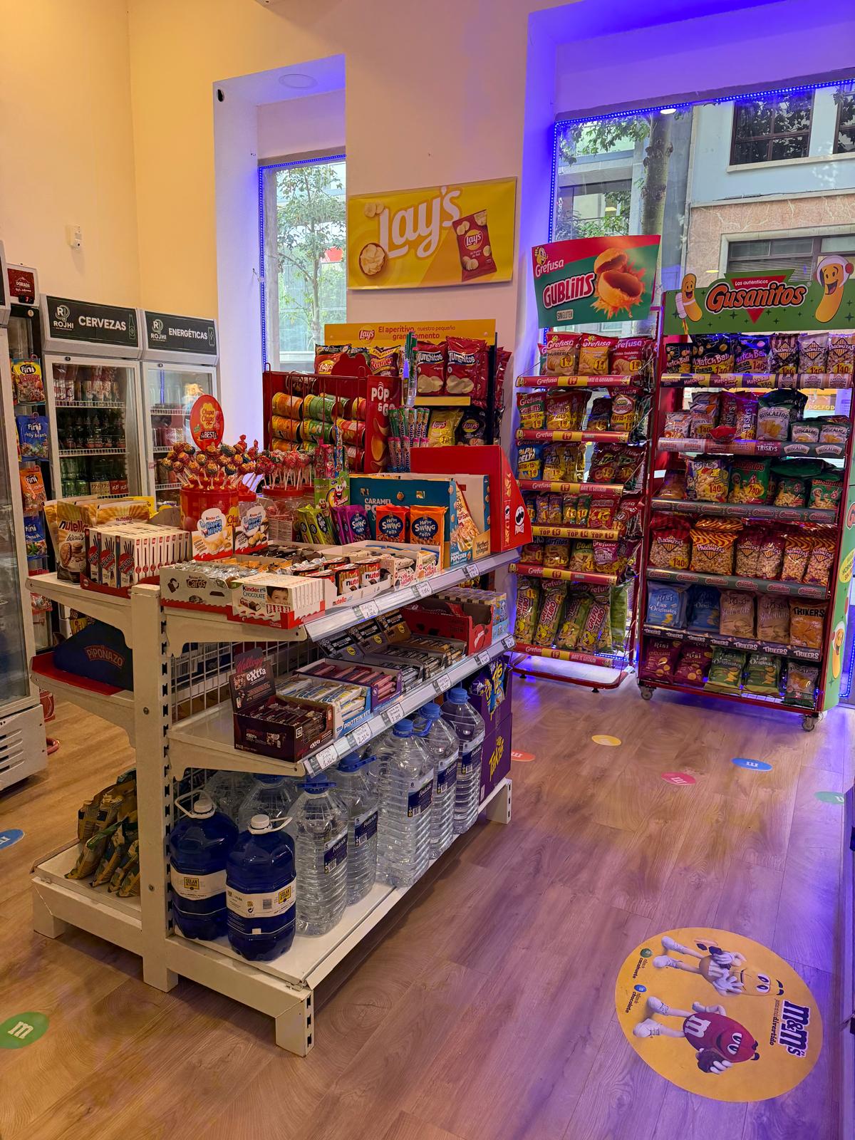 Mobiliario comercial instalado en minimarket de Santa Cruz de Tenerife