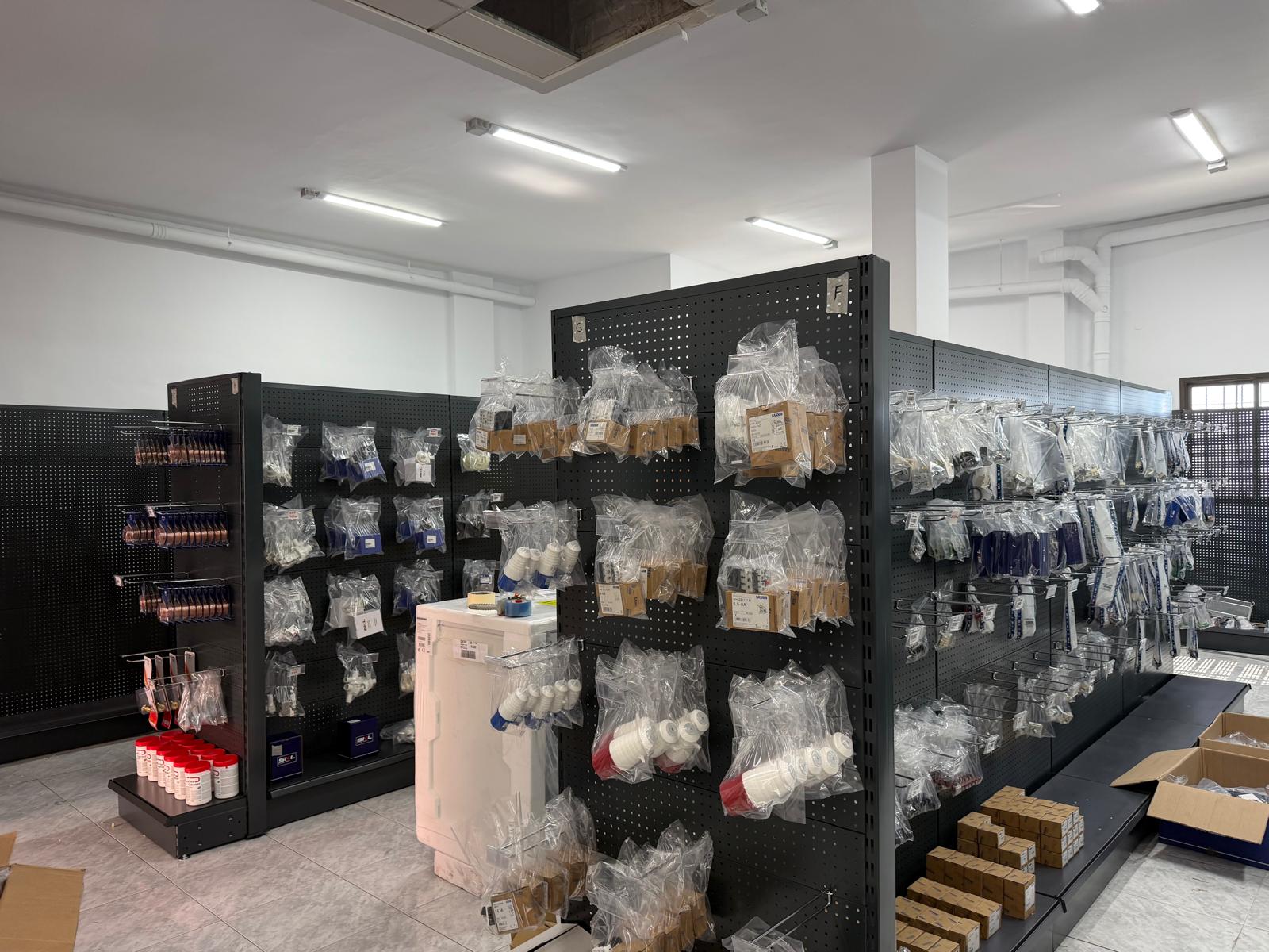 Mobiliario comercial instalado en tienda de hostelería en La Laguna Tenerife